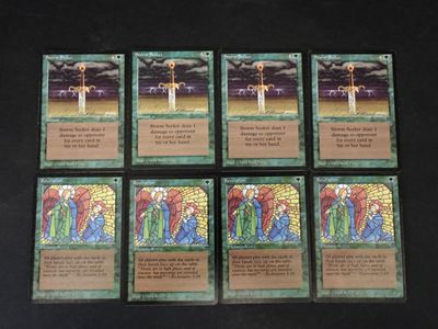 six cartes sur lesquelles figure une croix, posées sur une table