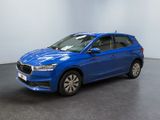 une voiture bleue garée dans une pièce aux murs blancs