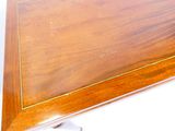 un gros plan d'une table en bois sur laquelle se trouve une souris