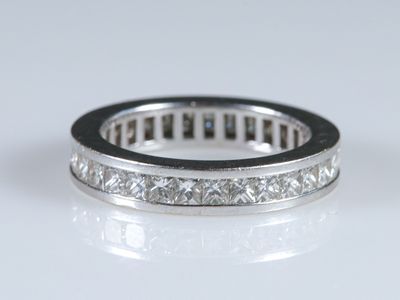 gros plan d'une bague en diamant sur une surface blanche