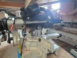 une machine posée sur une table dans une pièce