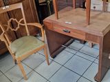 un bureau et une chaise en bois dans une pièce au sol carrelé