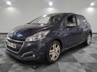 la voiture bleue est garée sur le sol en damier d'un garage