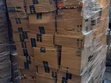 une grande pile de cartons posée sur une palette