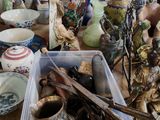 de nombreux vases et autres objets posés sur une table