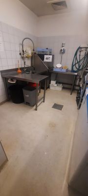 une image d'une cuisine avec beaucoup d'espace de travail