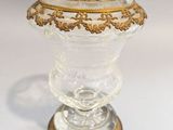 un vase en verre orné d'une bordure dorée