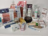 de nombreux types de produits de soins de la peau sur la table