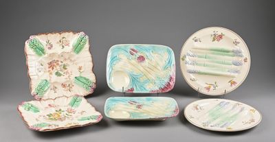 cinq assiettes et deux bols ornés de motifs différents
