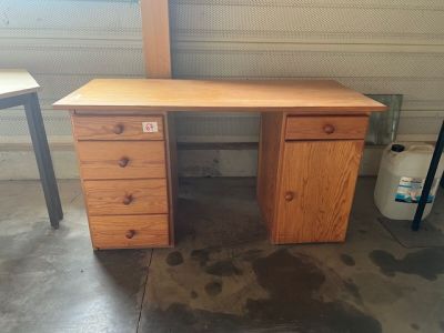 1 bureau en pin 2 caissons Dim. : 73 x 135 x 60 cm