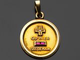 Gros plan sur un pendentif en or orné d'une croix