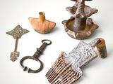 de nombreux objets posés sur une surface blanche
