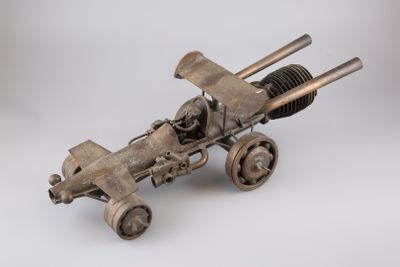 une maquette en métal représentant un tracteur à deux grandes roues