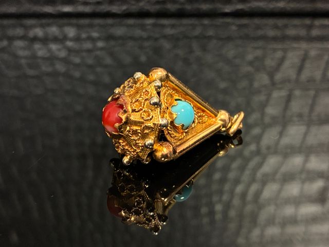 Pendentif tétraèdre à décor de trois perles turquoise et d’une pe...