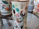 deux lampes posées sur une table en verre
