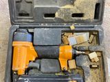 une image représentant une boîte à outils contenant une agrafeuse et un marteau