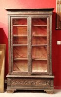 Vitrine en bois sculpté.