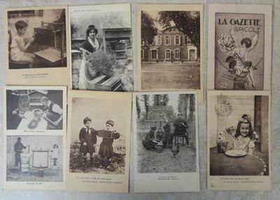 plusieurs vieilles photos en noir et blanc d'enfants devant une maison