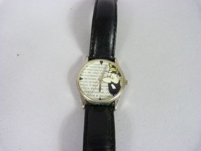 une montre posée sur une table