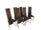 quatre chaises aux pieds métalliques et à l'assise noire sur fond blanc