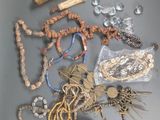 beaucoup de perles et d'autres objets sur la table