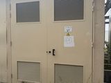 un petit bâtiment avec deux portes sur le côté