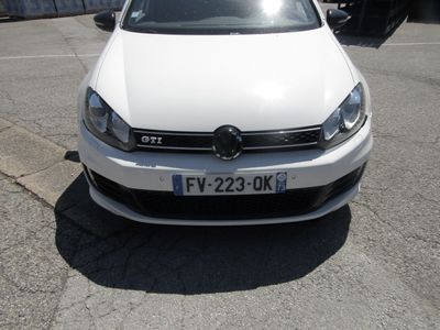 une voiture blanche garée dans un parking