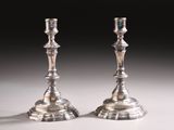paire de chandeliers en argent sur fond blanc