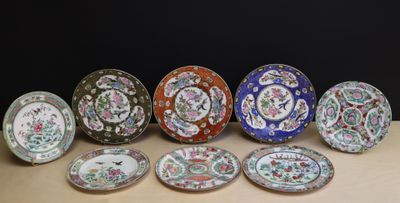plusieurs assiettes aux motifs variés posées sur une table