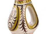 un vase blanc orné d'un motif sur fond blanc