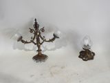 paire de candélabres anciens en laiton avec des globes en cristal