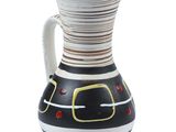 un vase noir et blanc orné d'un motif jaune et rouge