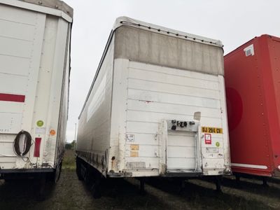 deux semi-remorques garées côte à côte sur un parking