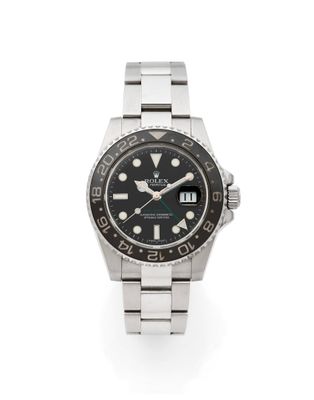 gros plan d'une montre-bracelet sur fond blanc