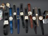 un grand nombre de montres posées sur une table