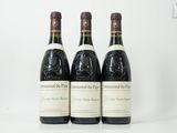 trois bouteilles de vin sont alignées sur une surface blanche
