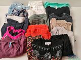 un tas de vêtements posés sur une table