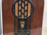 une radio à l'ancienne posée sur une table dans une pièce