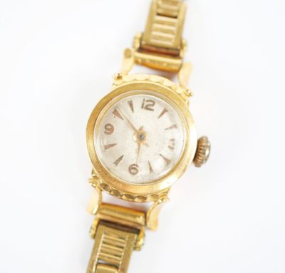 une image d'un gros plan d'une montre-bracelet sur une surface blanche