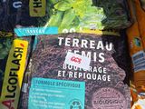 de nombreux types d'ensemenceurs et de sacs d'ensemencement posés au sol