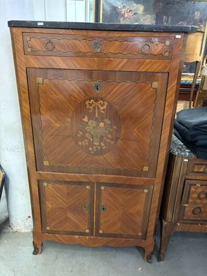 une armoire en bois munie d'une porte et de tiroirs
