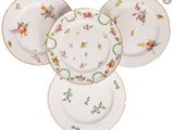 quatre assiettes ornées de motifs floraux sont empilées les unes sur les autres