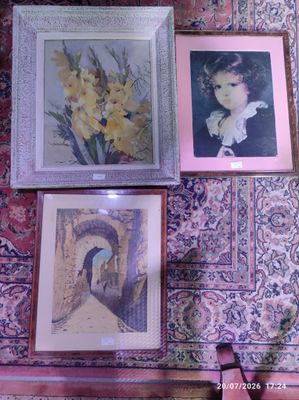 trois photos encadrées représentant une femme et un vase de fleurs