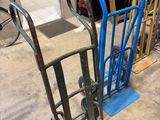 un diable bleu et un diable bleu dans un garage