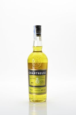 une bouteille de Chartreuse sur fond blanc