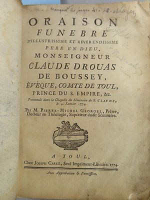 un vieux livre ouvert sur une table