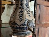 un vase exposé dans une vitrine