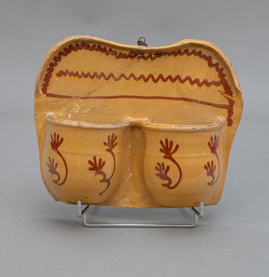 une image représentant un vase jaune orné d'un motif rouge