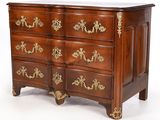 une commode en bois ornée de décorations dorées