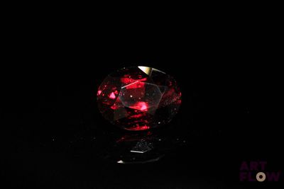 gros plan d'un diamant rouge sur une surface noire